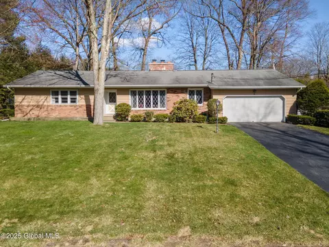 4 Lakewood Dr, Saratoga Springs, NY 12866