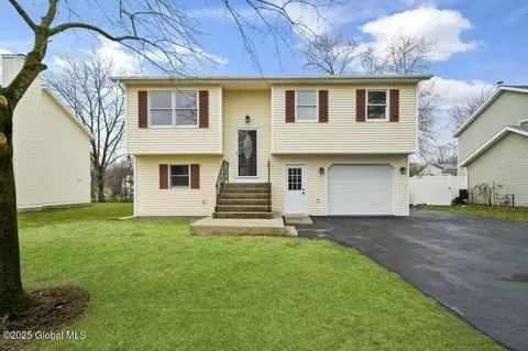 3 Cartwheel Dr, Scotia, NY 12302