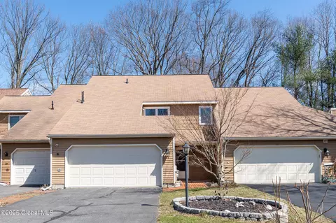 24 Commonwealth Dr, Delmar, NY 12054