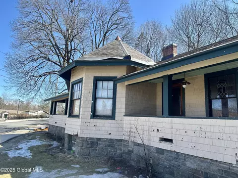 4 Palmer Ave, Corinth, NY 12822