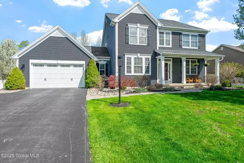 17 Hidden Farm Ln, Mechanicville, NY 12118