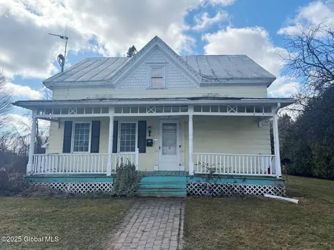 39 Champlain St, Rouses Point, NY 12979