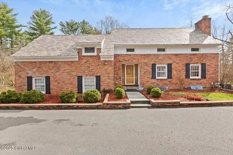 720 St Davids Ln, Niskayuna, NY 12309