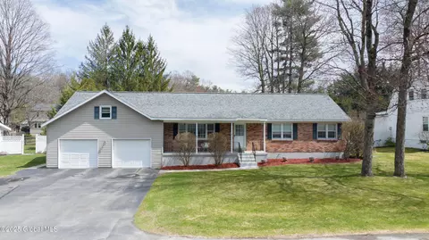 8 Lakewood Dr, Saratoga Springs, NY 12866
