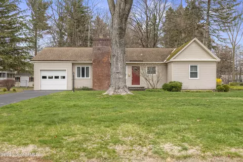 20 St Clair Dr, Delmar, NY 12054