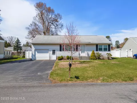 36 Red Fox Dr, Colonie, NY 12205