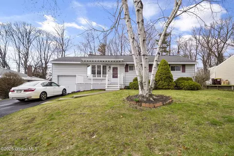 6 Tipton Dr, Loudonville, NY 12211