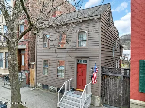 174 4th St, Troy, NY 12180