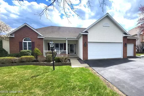 30 Dogwood Ln, Loudonville, NY 12211