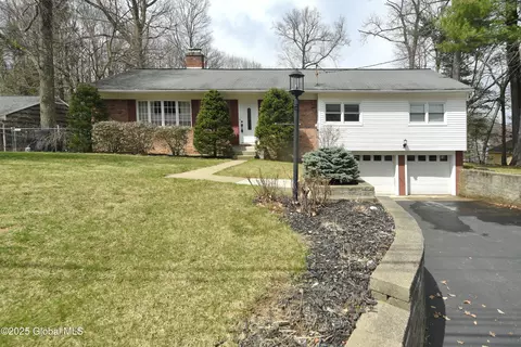 80 Birchwood Ln, Niskayuna, NY 12309