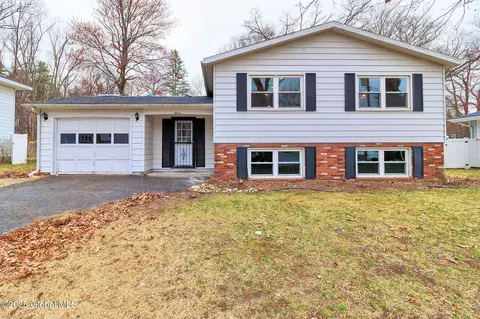 7 Dauphin Dr, Albany, NY 12205