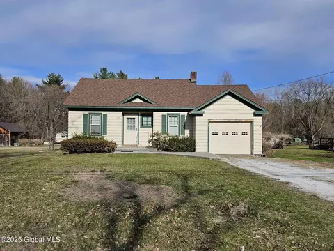 1226 Middle Rd, Willsboro, NY 12996