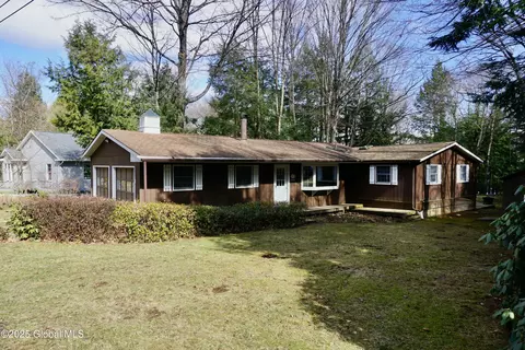 11 Lakeside Dr, Edinburg, NY 12134