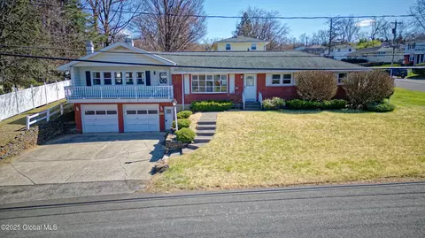 12 Swiss Ct, Colonie, NY 12205