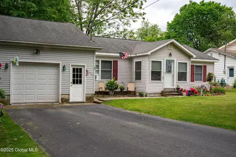 23 Thornberry Dr, Glens Falls, NY 12801