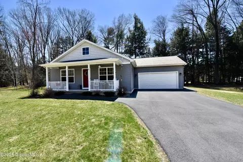 5 Huckleberry Finn Ct, Gansevoort, NY 12831