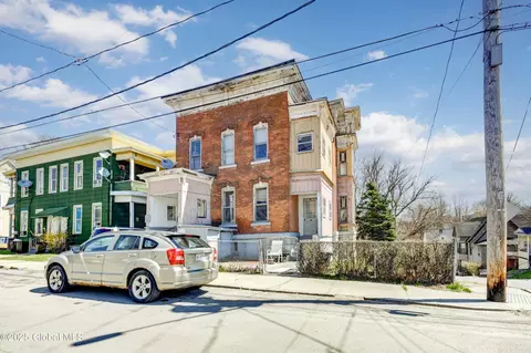 31 Elizabeth St, Amsterdam, NY 12010