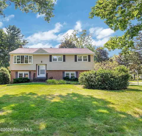 3 Rita Ct, Delmar, NY 12054