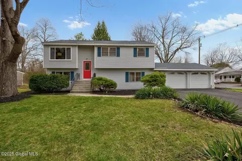 2 Frederick Dr, Saratoga Springs, NY 12866