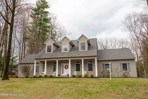 32 Sherwood Trl, Saratoga Springs, NY 12866