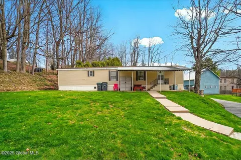 127 Harrower Ln, Amsterdam, NY 12010
