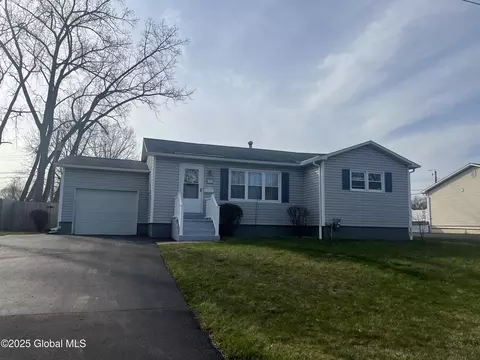 20 Thoroughbred Ln, Colonie, NY 12205