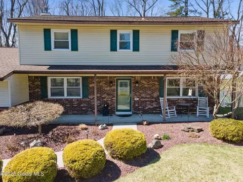 5 Cherry Hills Ct, Clifton Park, NY 12065