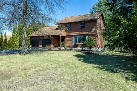 17 Skaarland Dr, Burnt Hills, NY 12027