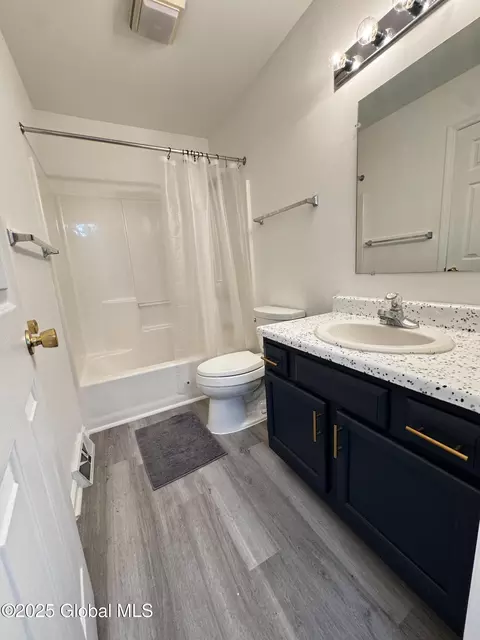 Bath - 3 Timber Ln, Glenmont, NY 12077 photo 2 of 3
