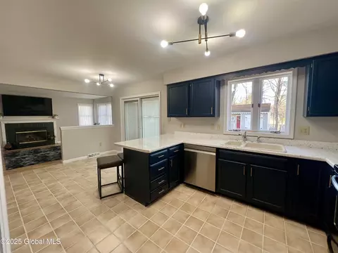 Kitchen - 3 Timber Ln, Glenmont, NY 12077 photo 3 of 5