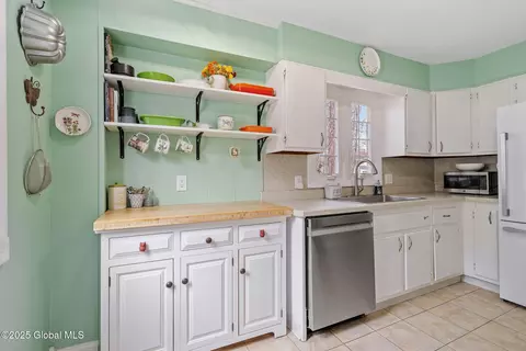 Kitchen - 11 Maple Ter, Delmar, NY 12054 photo 4 of 5