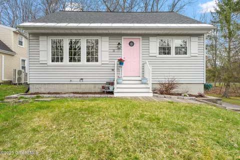 11 Maple Ter, Delmar, NY 12054