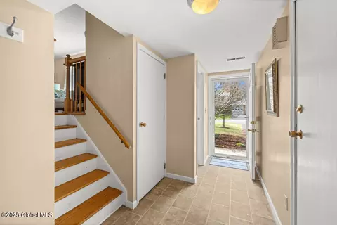 55 Montrose Dr, Delmar, NY 12054 photo 4
