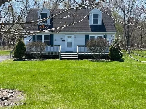 28 Van Dyck St, Coxsackie, NY 12051