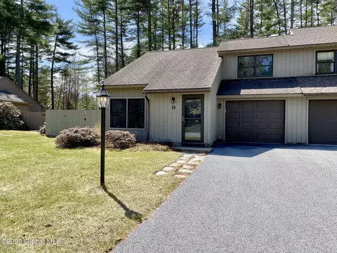 9 Elizabeth Ln, Queensbury, NY 12804