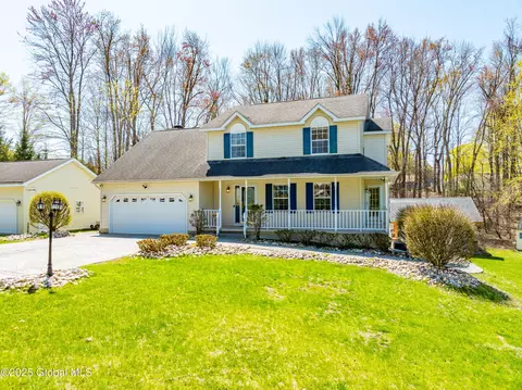 22 Crestwood Ln, Troy, NY 12180