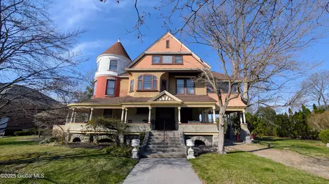 203 Union Ave, Saratoga Springs, NY 12866