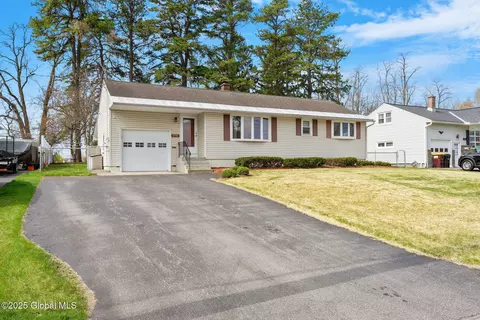 2781 Maida Ln, Schenectady, NY 12306 photo 2