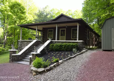 67 North Rd, Clemons, NY 12819