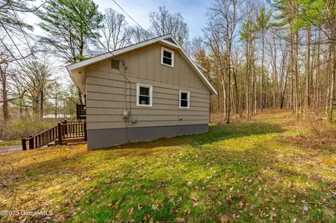 Exterior - 689 Gordon Rd, Schenectady, NY 12306 photo 5 of 6