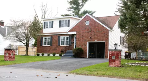 28 Puritan Dr, Rotterdam, NY 12306