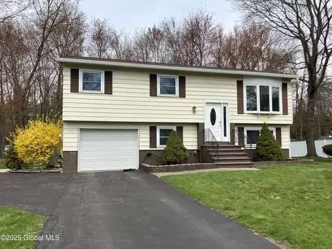 12 Mcintosh Ln, Clifton Park, NY 12065