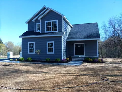 1 Larkin Dr, Ballston Lake, NY 12019