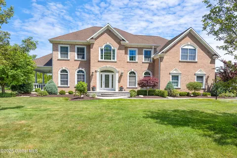 2 Dynamo Ct, Niskayuna, NY 12309