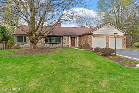 411 Oakridge Dr, Rotterdam, NY 12306