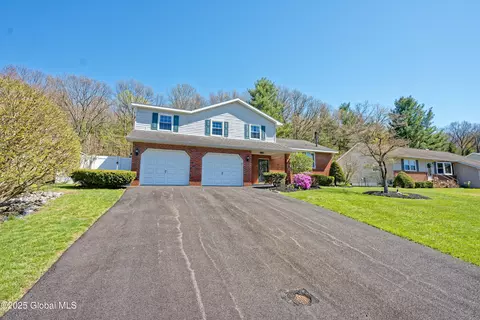 23 Concord Dr, Niskayuna, NY 12309