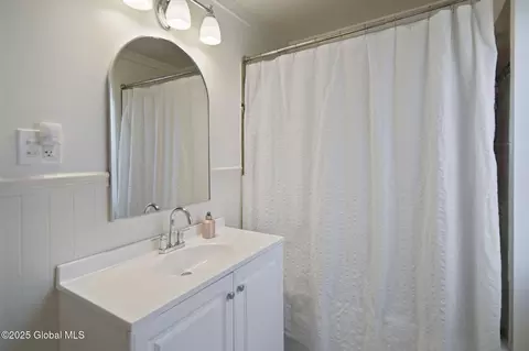 Bath - 1051 Keyes Ave, Schenectady, NY 12309 photo 2 of 3