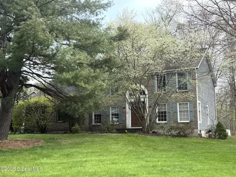 22 County Clare Ln, Niskayuna, NY 12309