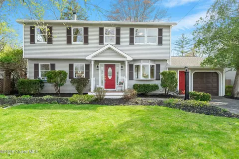 14 Amelia Dr, Schenectady, NY 12309