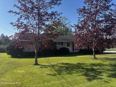 26 4th Ave, Warrensburg, NY 12885